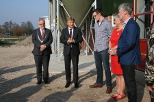 Gedeputeerde Jaap Bond en burgemeester Brinkman openen nieuwe, duurzame stal